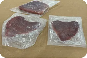 Tres filetes de atún embasado